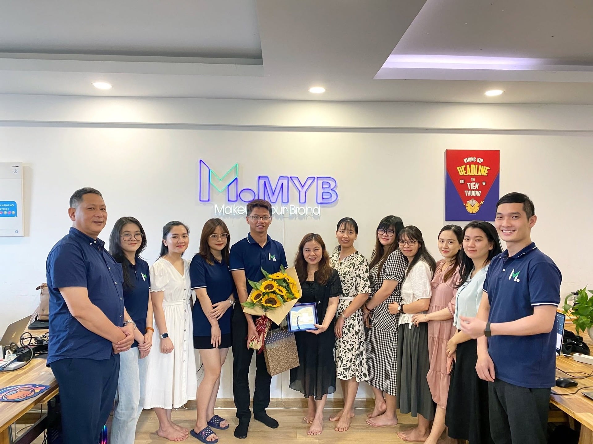 Văn phòng MYB Media với logo neon Makeup your Brand