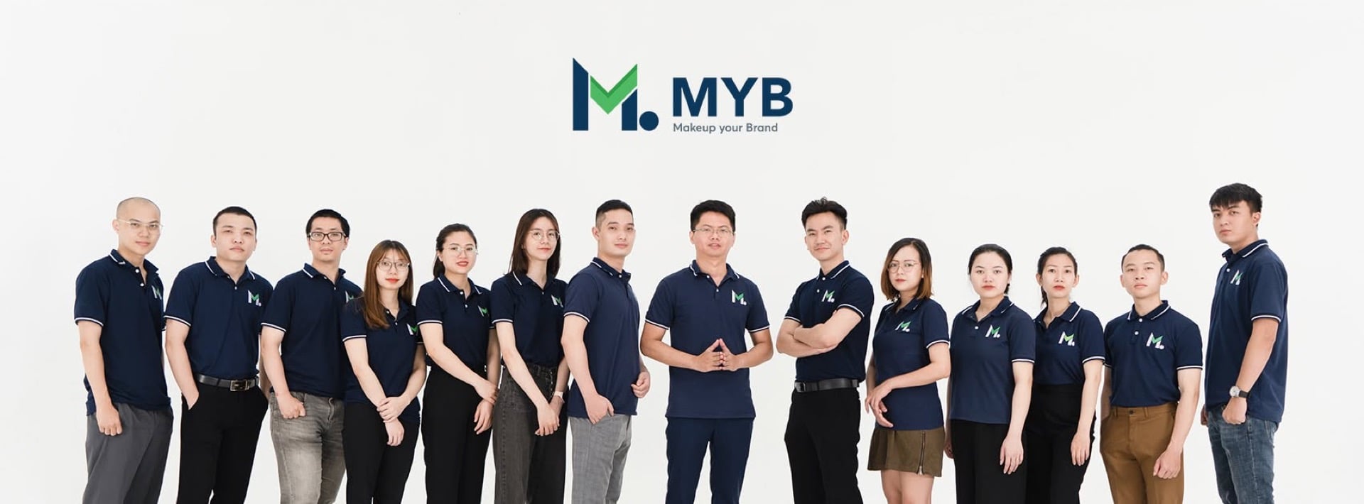Đội ngũ MYB Media — đồng phục brand, studio chuyên nghiệp
